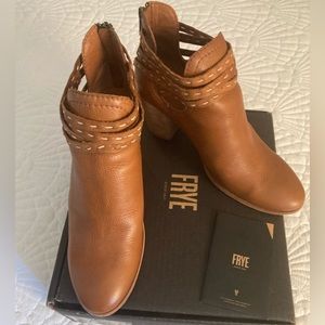 Frye Bootie New size 8M very soft leather and flexible sole, very comfortable.
